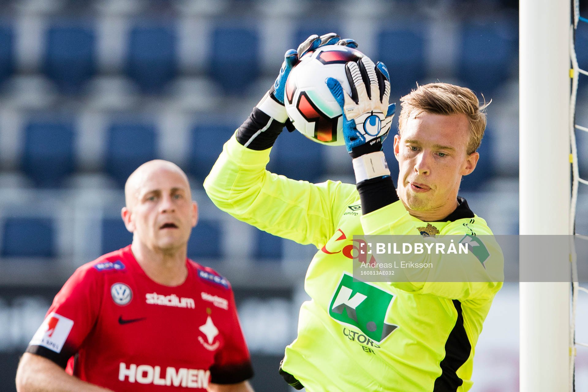 Gefles målvakt Andreas Andersson plockar ner bollen