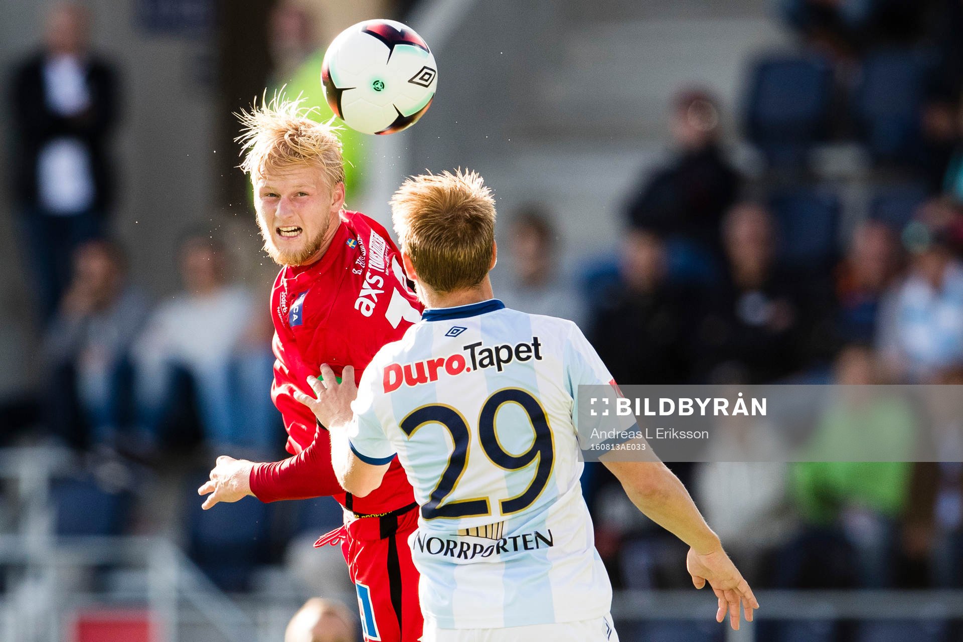 Norrköpings Karl Holmberg i en nickduell med Gefles Martin