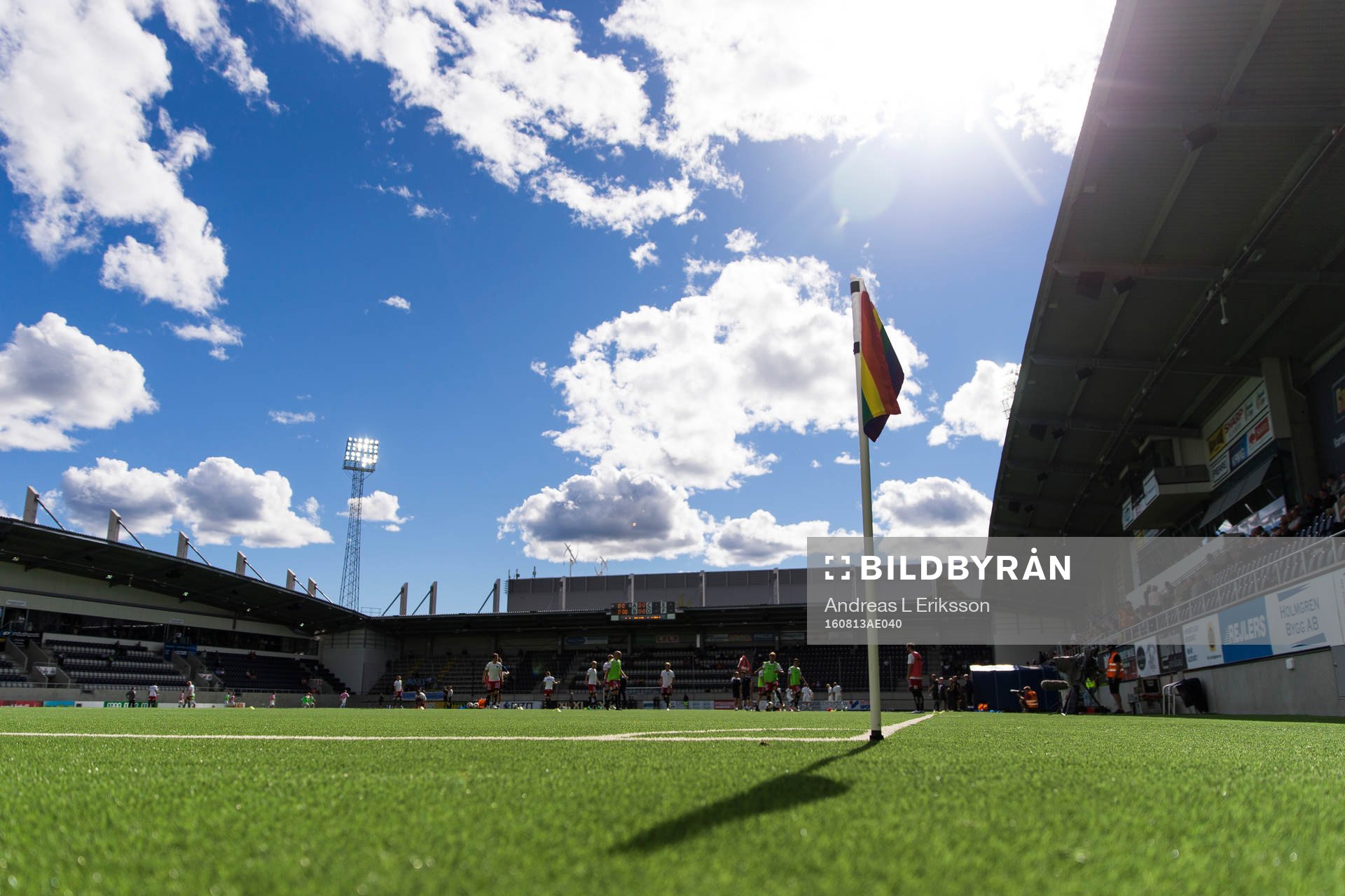 En hörnflagga med regnbågsfärgerna innan fotbollsmatchen