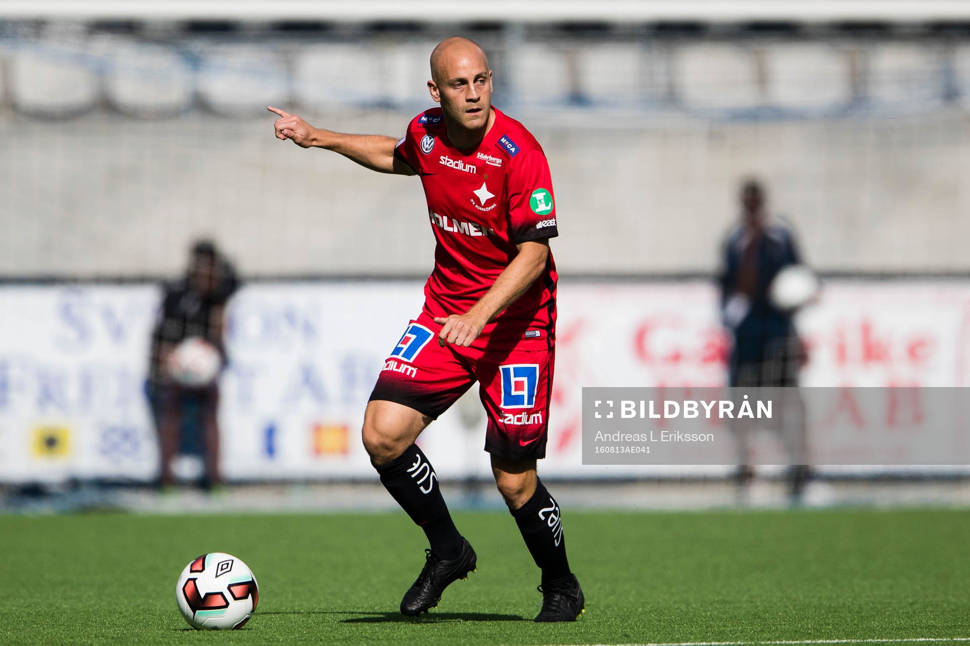 Norrköpings Daniel Sjölund med bollen