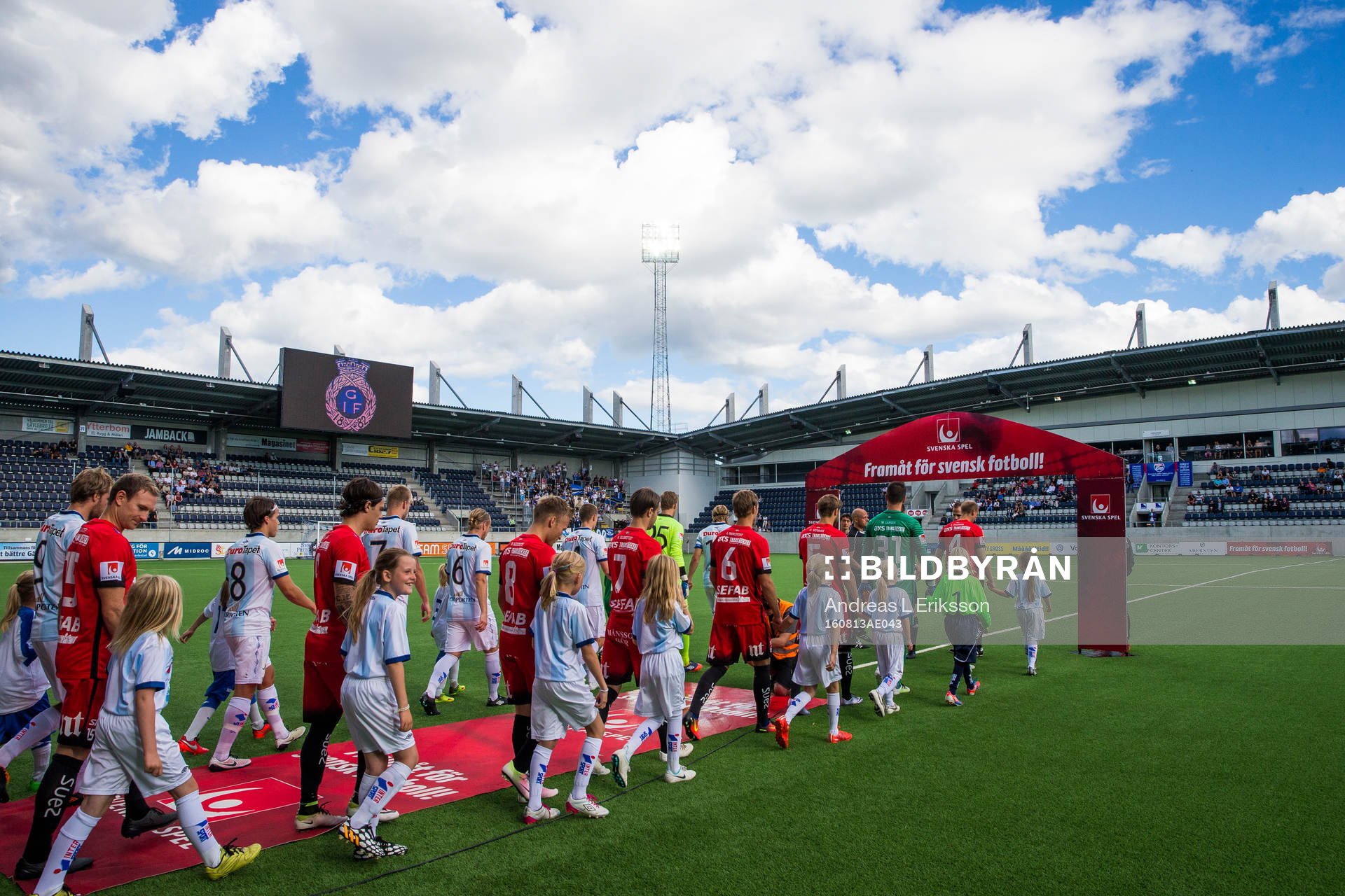 Spelarna gör entré innan fotbollsmatchen i Allsvenskan