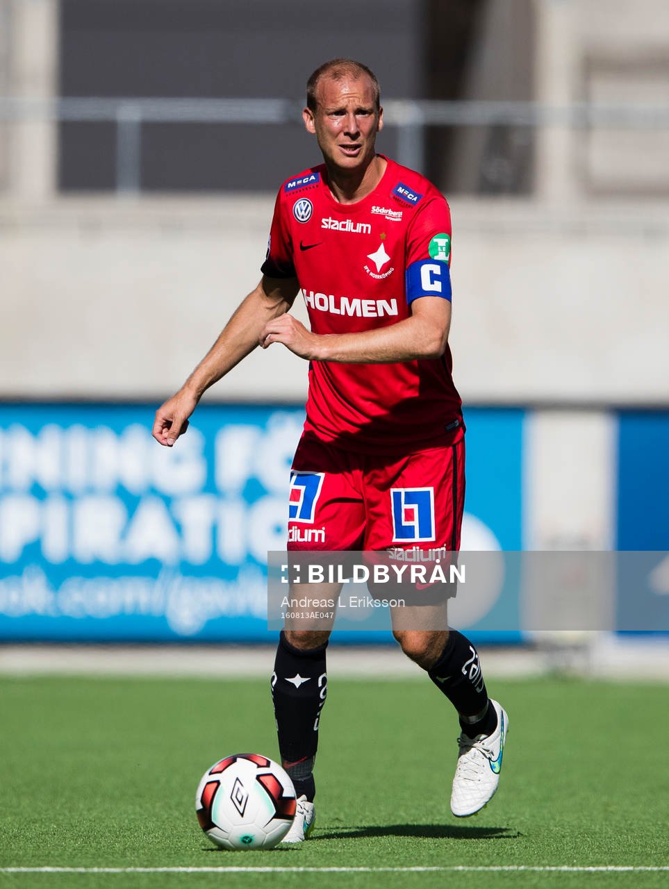 Norrköpings Andreas Johansson med bollen