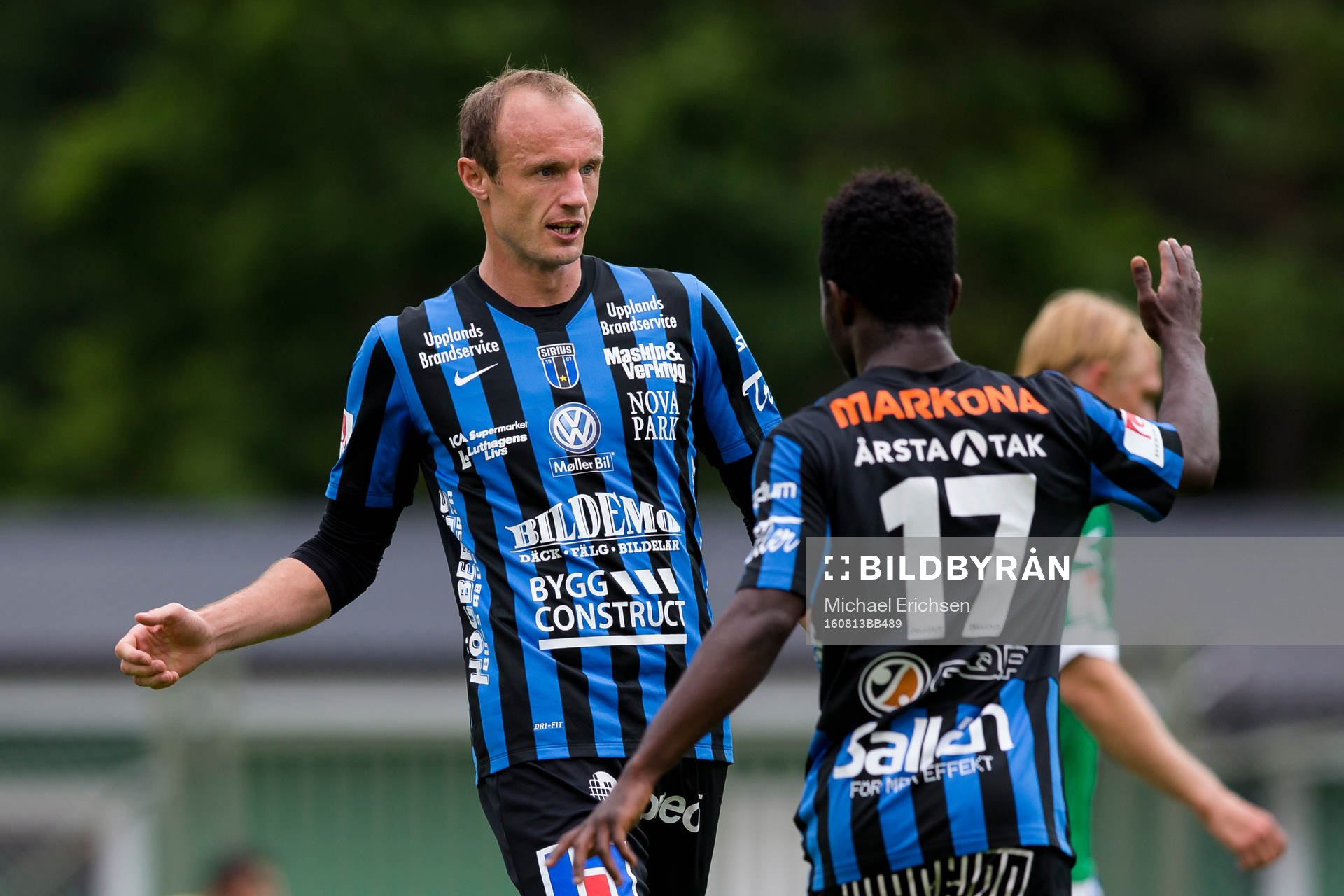 Sirius Dragan Kapcevic jublar ihop med Kingsley Kofi Sarfo