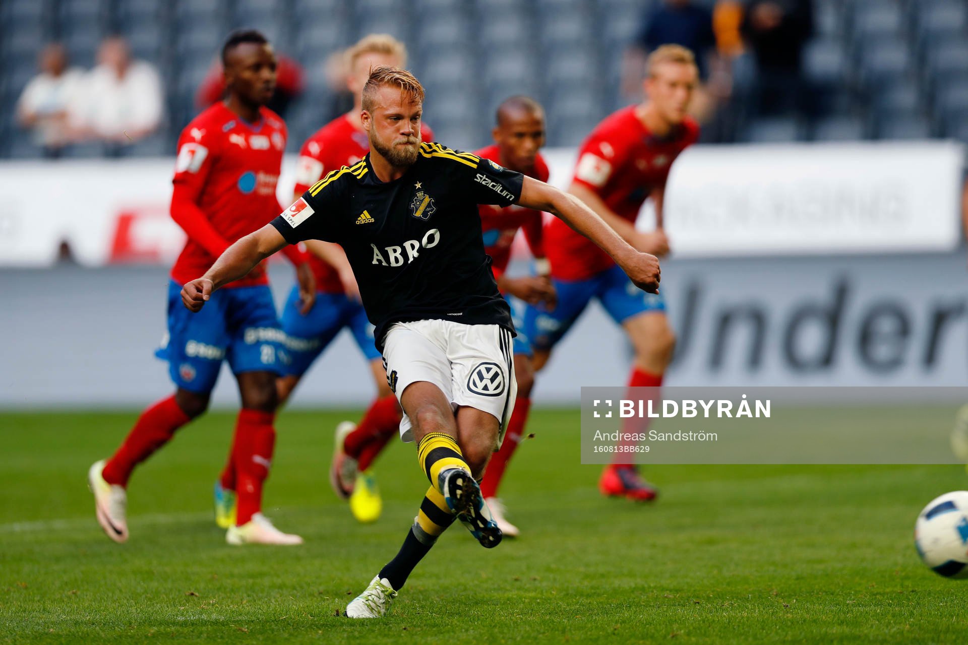 s Daniel Sundgren gör 2-1 på straff