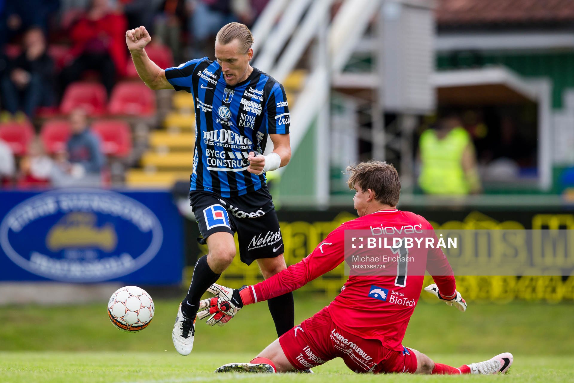 Ljungskiles målvakt August Strömberg försöker ta bollen