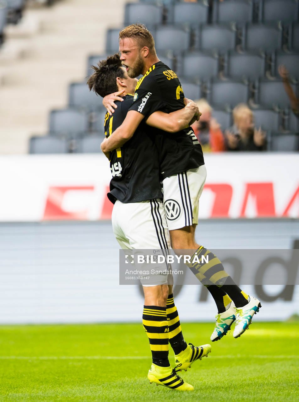 AIK:s Daniel Sundgren gör 2-1 på straff och omfamnas av Stefan Ishizaki (v) under fotbollsmatchen i Allsvenskan mellan AIK och Helsingborg den 13 Augusti 2016 i Stockholm.