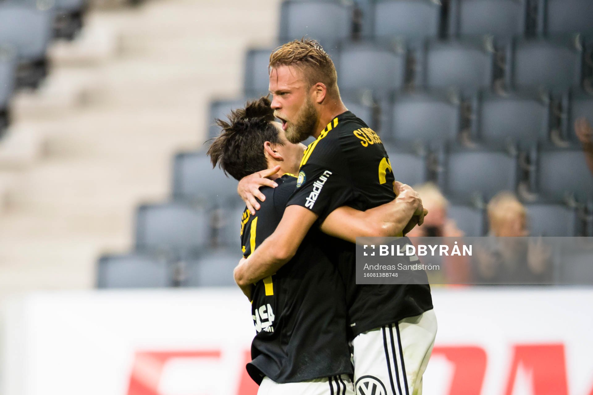 s Daniel Sundgren gör 2-1 på straff och omfamnas av