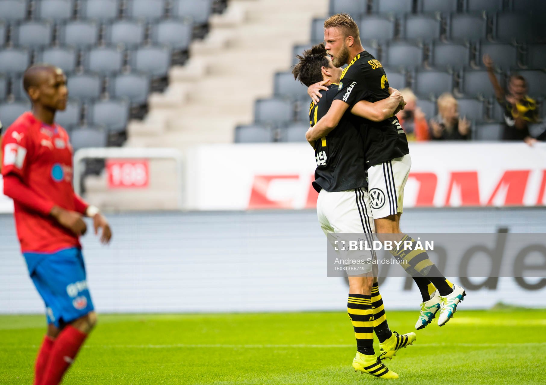 AIK:s Daniel Sundgren gör 2-1 på straff och omfamnas av Stefan Ishizaki (v) under fotbollsmatchen i Allsvenskan mellan AIK och Helsingborg den 13 Augusti 2016 i Stockholm.