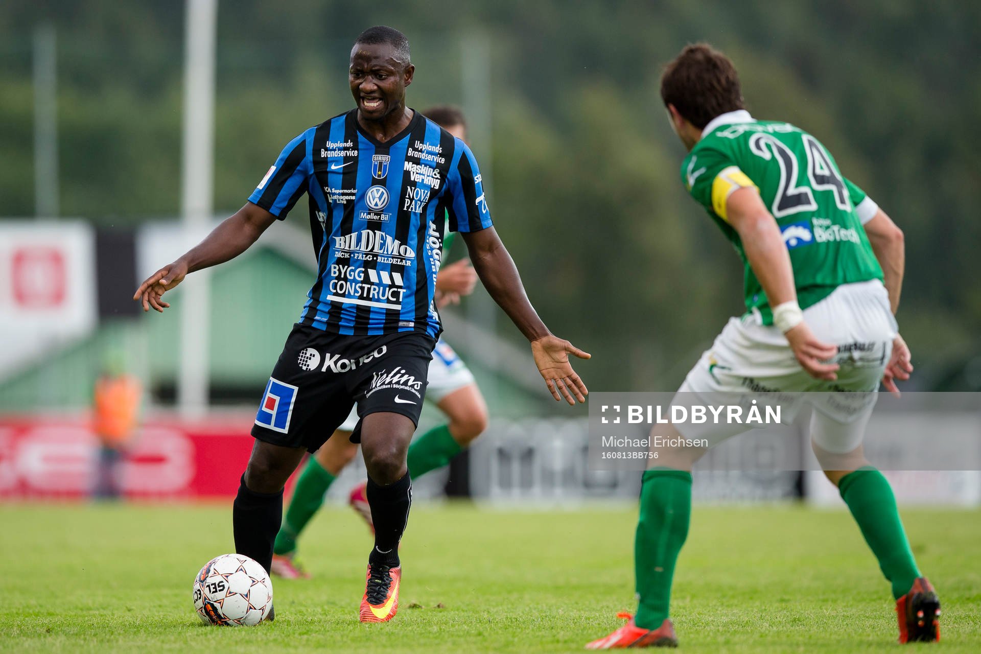 Sirius Moses Ogbu mot Ljungskiles Aleksandar Kitic under fotbollsmatchen i Superettan mellan Ljungskile och Sirius den 13 augusti 2016 i Ljungskile.