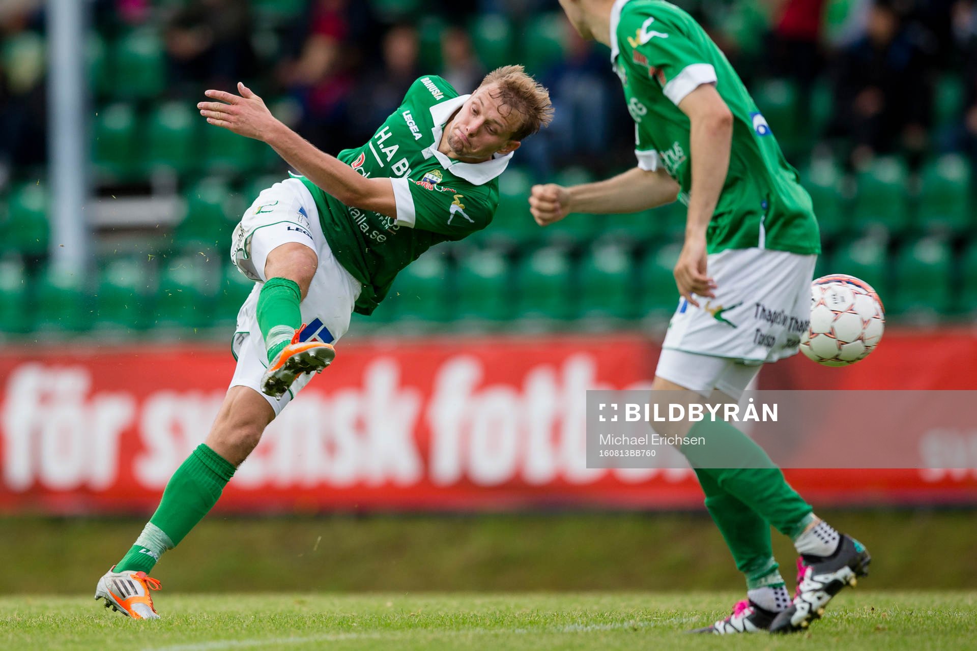 Ljungskiles Jakob Olsson prövar ett skott
