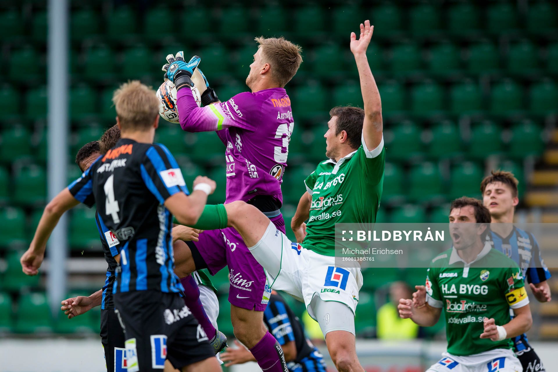 Sirius målvakt Lukas Jonsson tar ned ett inlägg