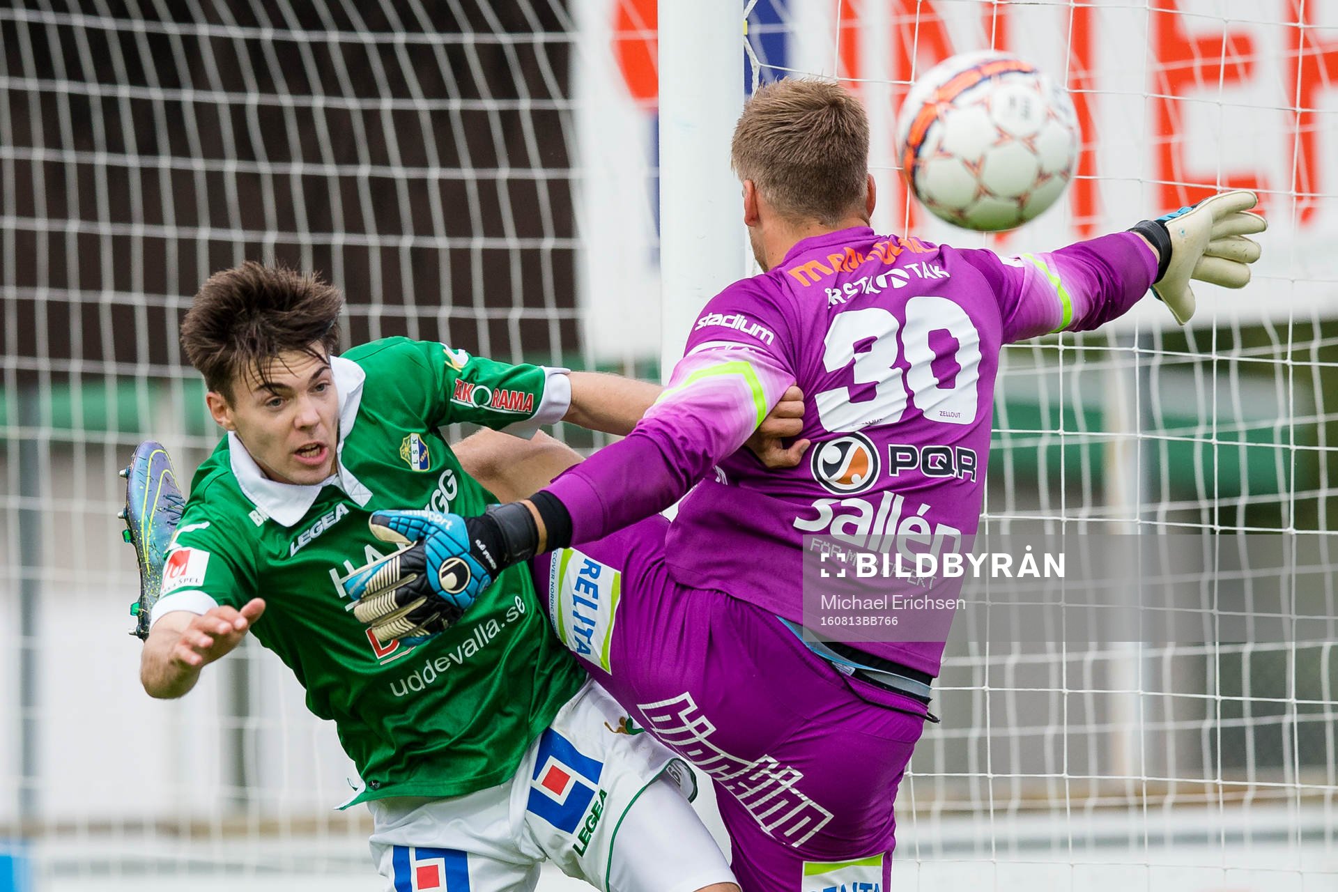 Ljungskiles Peter Sörensen Nergaard i kamp om bollen med