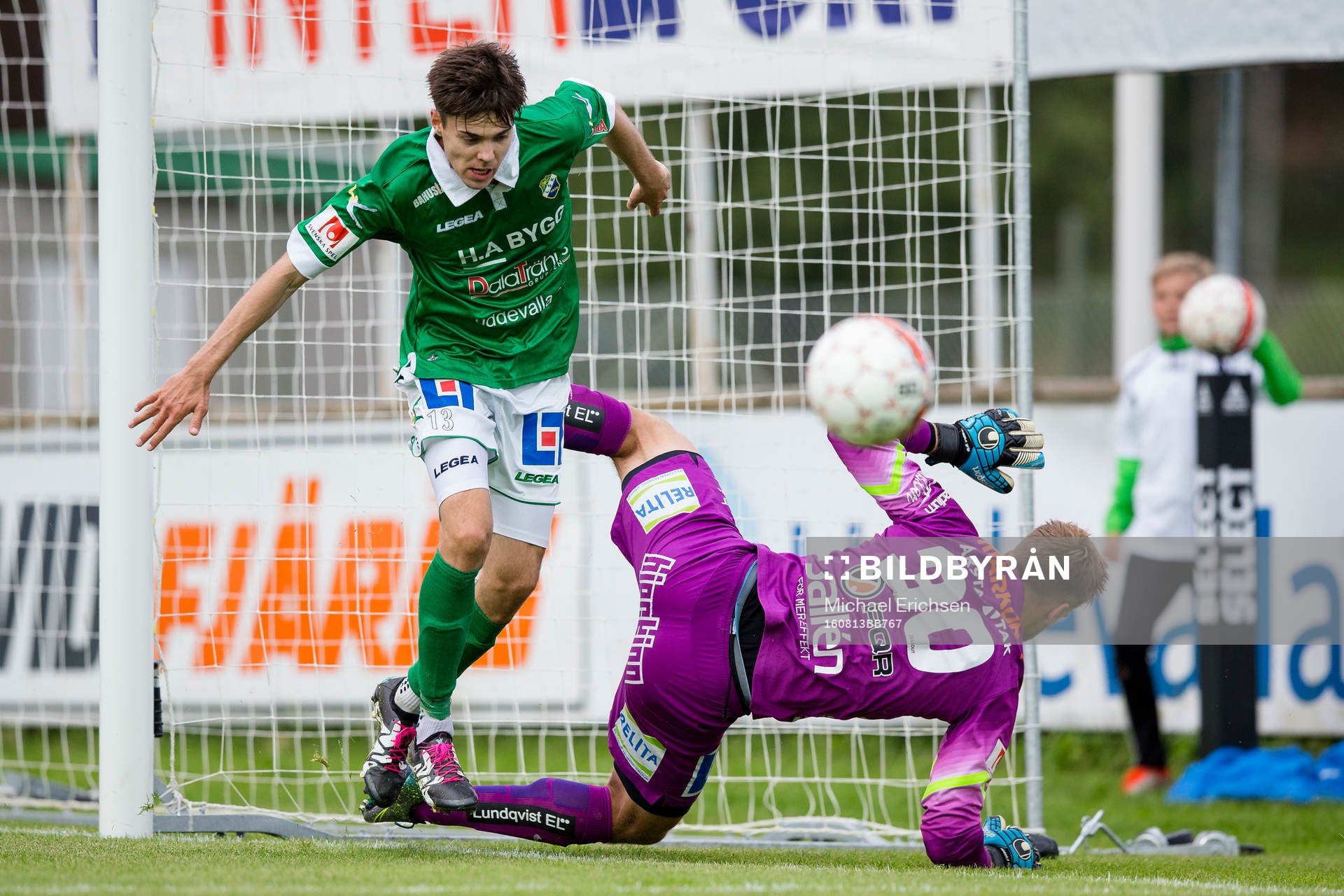 Ljungskiles Peter Sörensen Nergaard i kamp om bollen med