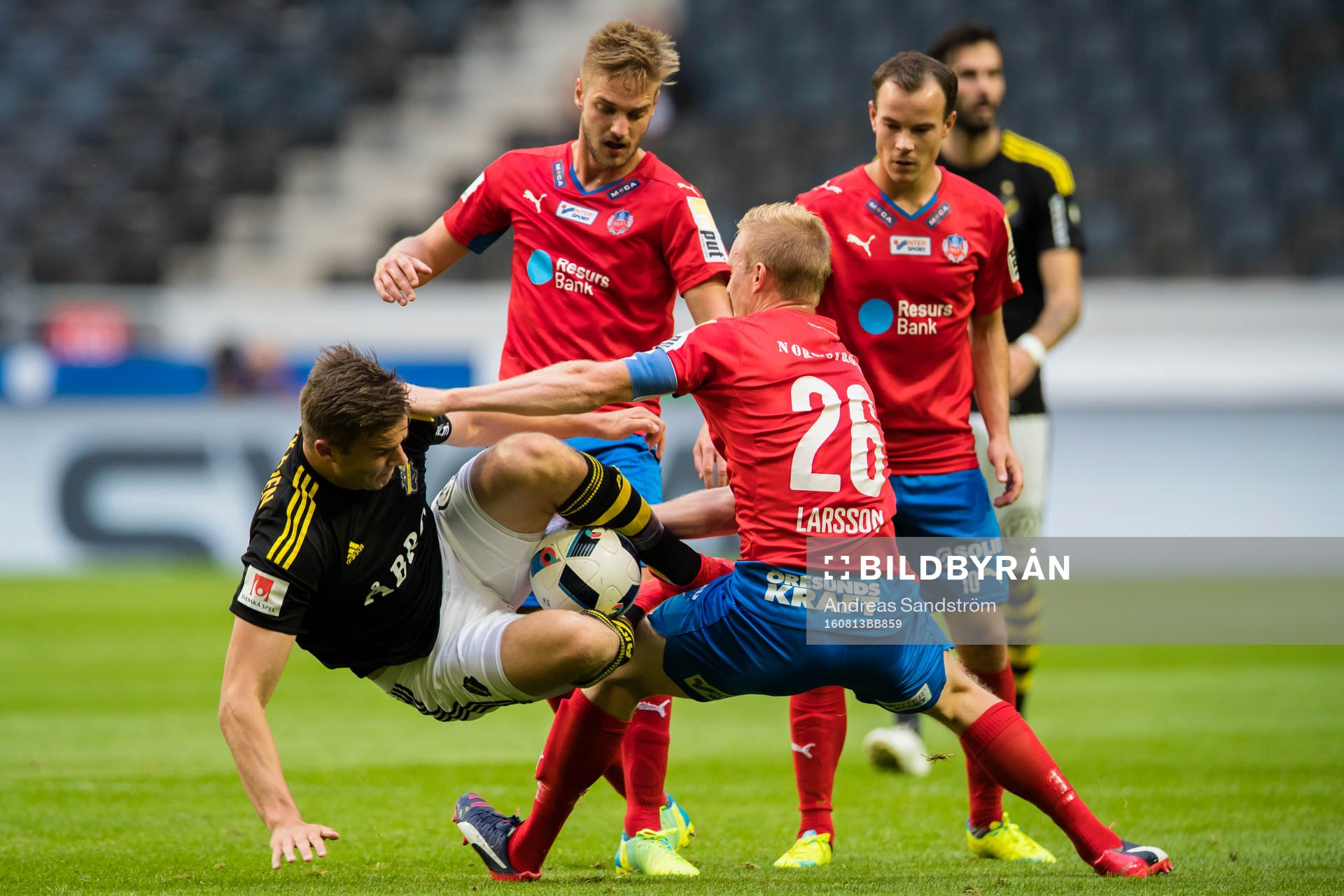 s Eero Markkanen tar med sig bollen hopklämd mellan benen