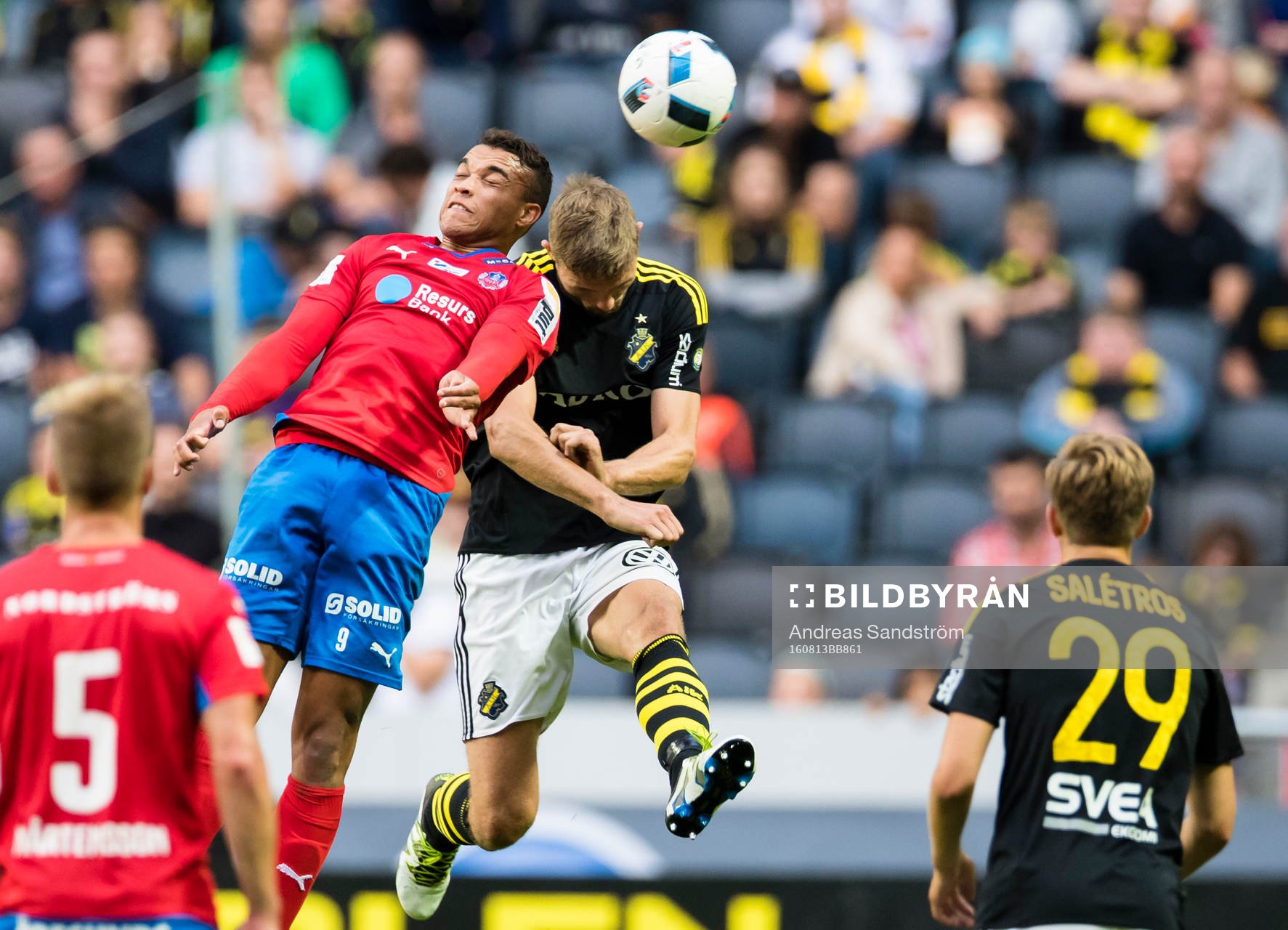 s Jos Hooiveld i kamp om bollen med Helsingborgs Tyrell