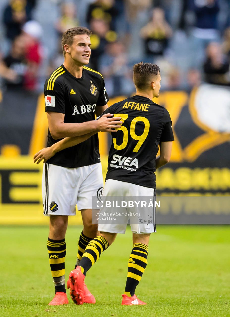 s Eero Markkanen gör 1-1 kvitteringen och gratuleras av