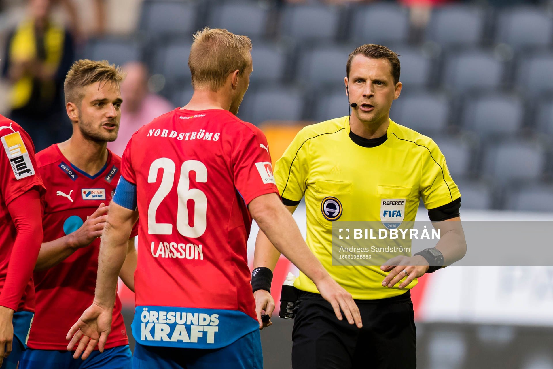 Helsingborgs Peter Larsson talar med Domare Andreas Ekberg