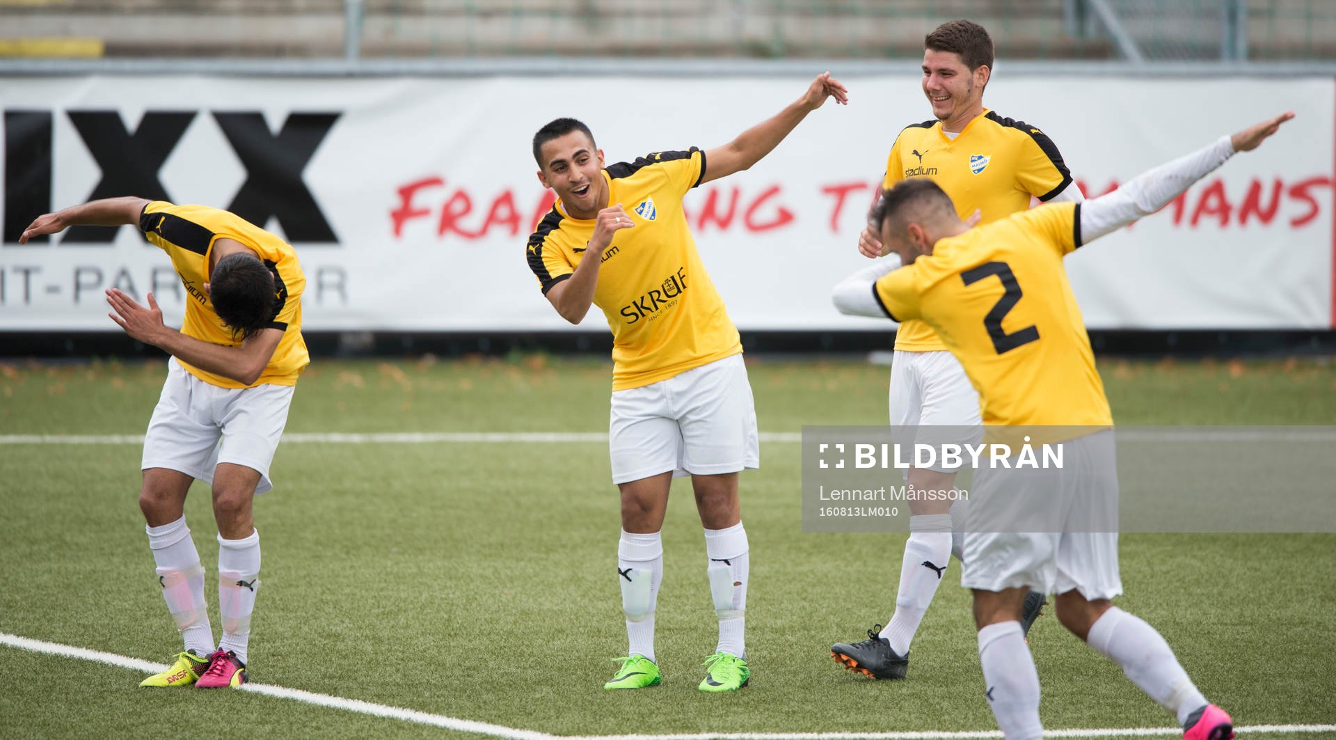 IFK Malmös 2-målsskytt Mohammad El-Kayed har gjort 2-0 och hela laget dansar i matchen i division 2 mellan IFK Malmö och IFK Hässleholm i Malmö 13 augusti 2016.