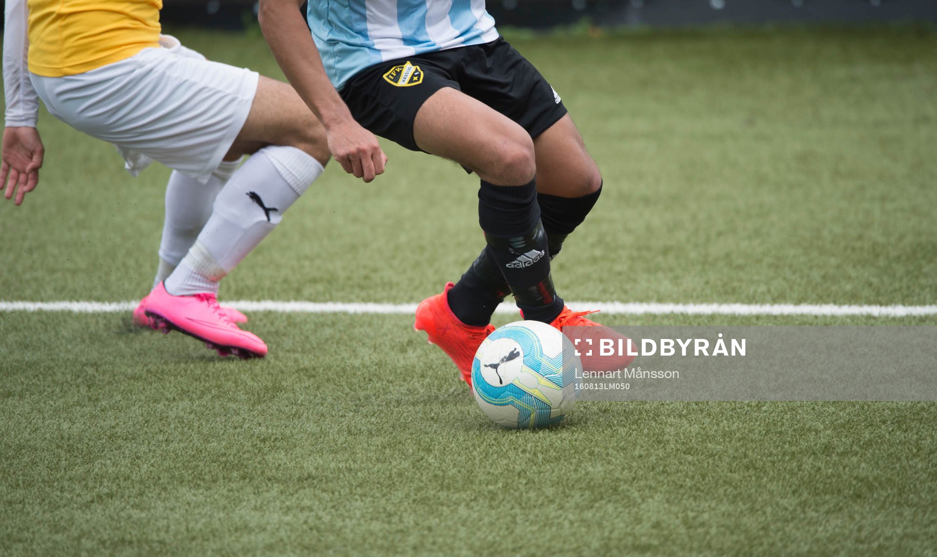 Bollbehandling i matchen i division 2 mellan IFK Malmö och