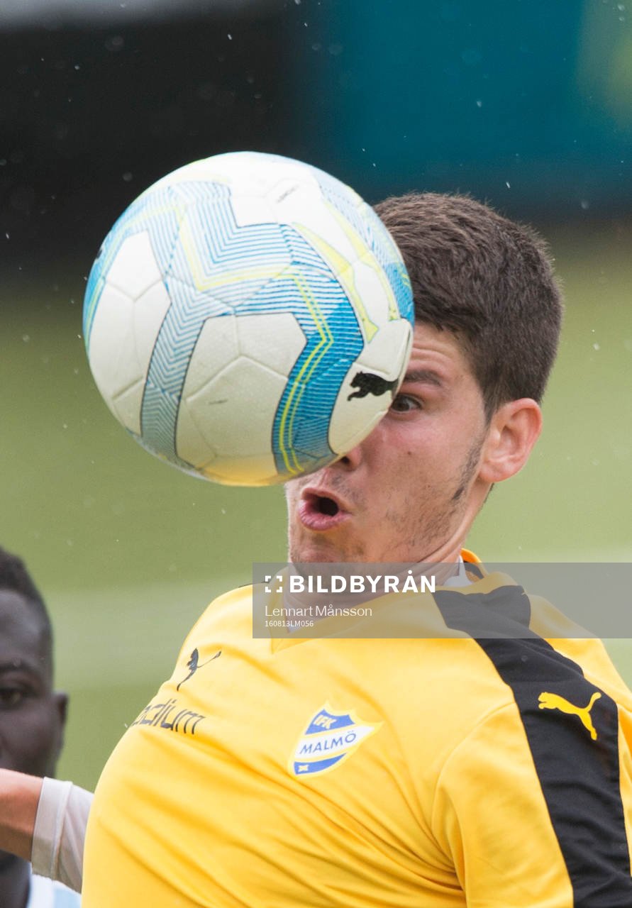 IFK Malmö-spelare fixerar bollen  i matchen i division 2