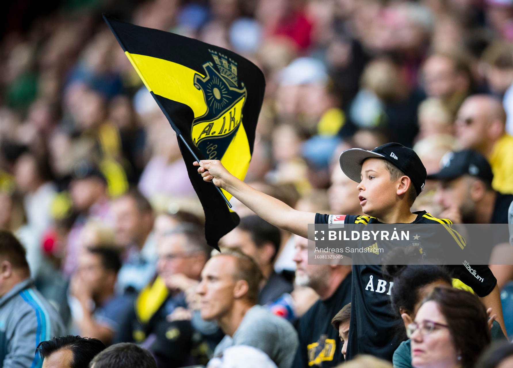 En ung AIK supporter med halsduk