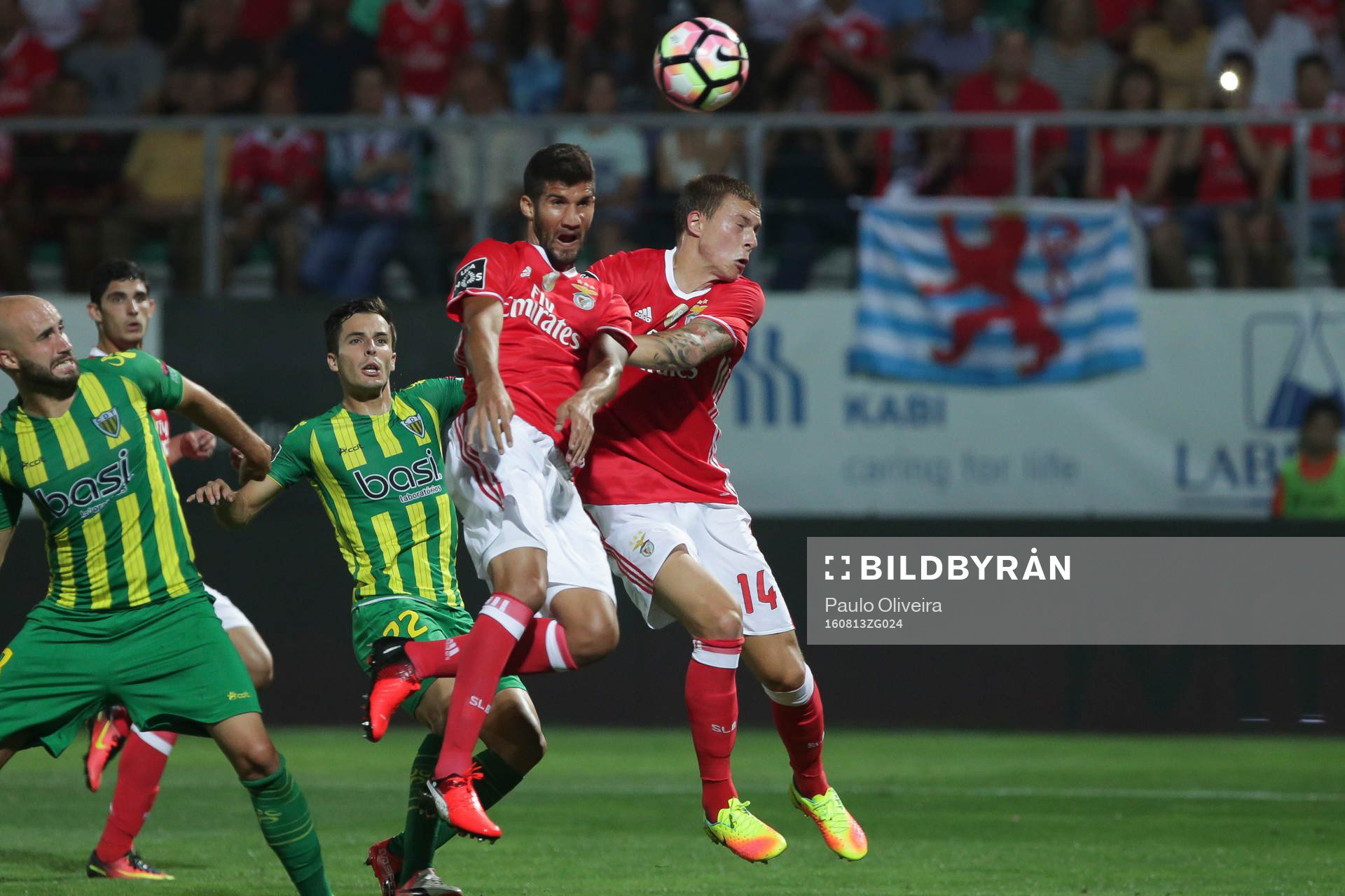 Fotboll, Portugisiska Ligan, Victor Nilsson Lindelöf, Benfica: Benfica's Argentinian defender Lisandro Lopez (C) score a goal during the Premier League 2016/17 match between CD Tondela and SL Benfica, at Joao Cardoso Stadium in Tondela on August 13, 2016. (