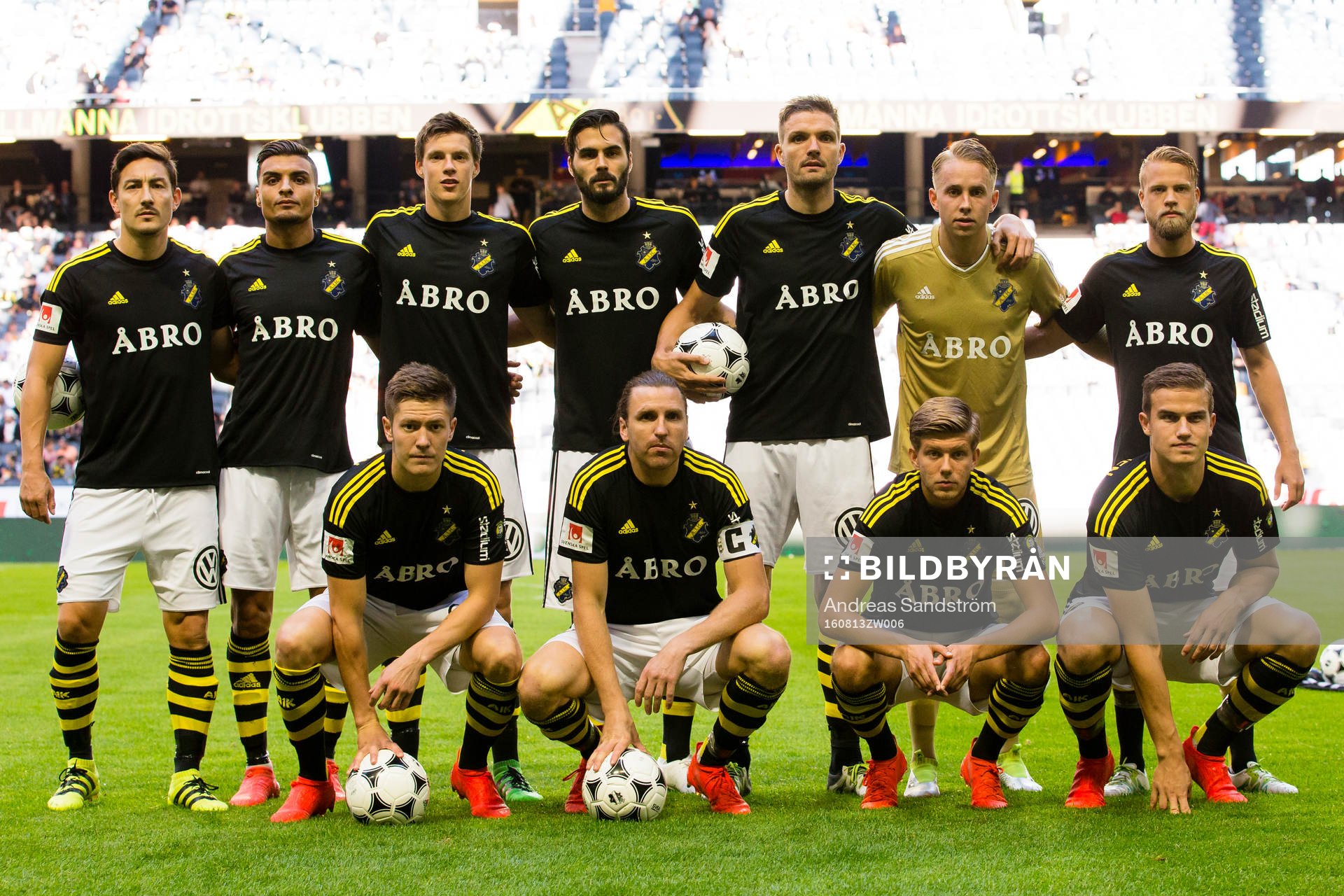 s spelare poserar för ett lagporträtt. Uppe från vänster, Stefan Ishizaki, Ahmed Yasin, Sauli Väisänen, Denni Avdic, Jos Hooiveld, målvakt Patrik Carlgren, Daniel Sundgren. Nedre vänster, Haukur Heidar Hauksson, Nils-Eric Johansson, Anton Jönsson Salétros och Eero Markkanen.