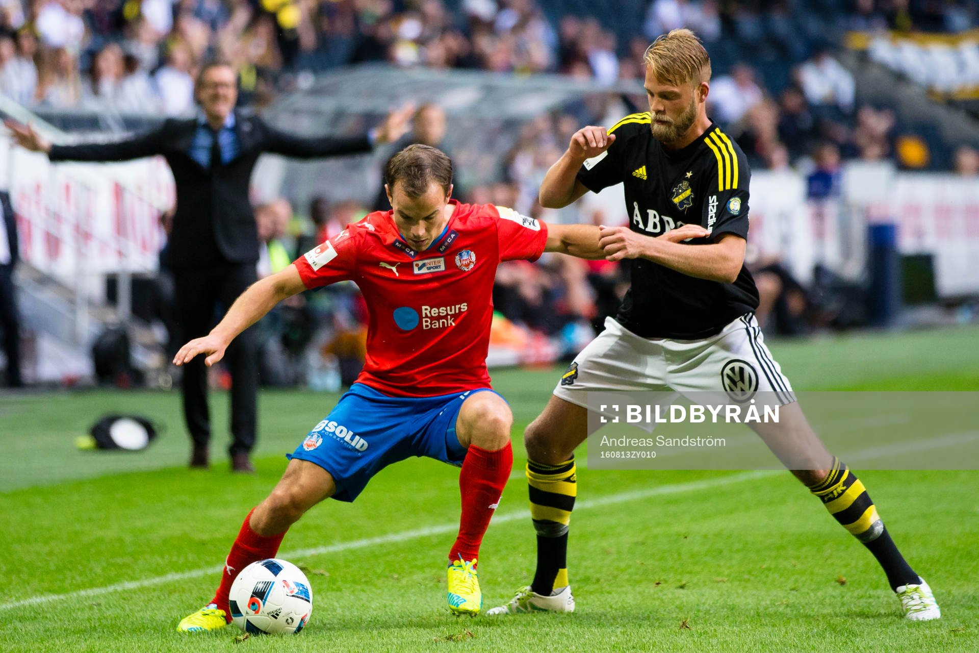 s Daniel Sundgren i kamp om bollen med Helsingborgs Anton