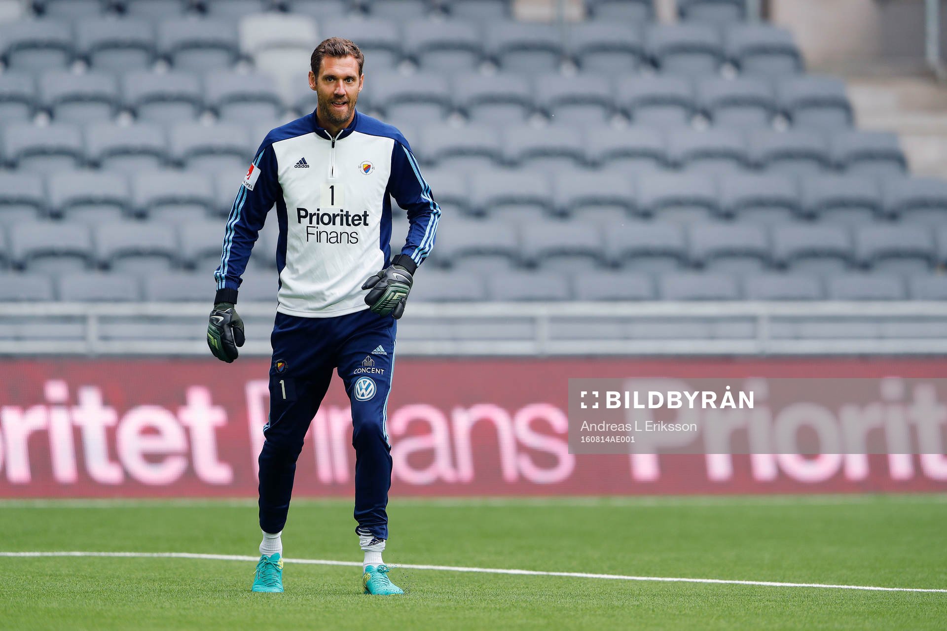 Djurgårdens målvakt Andreas Isaksson värmer upp