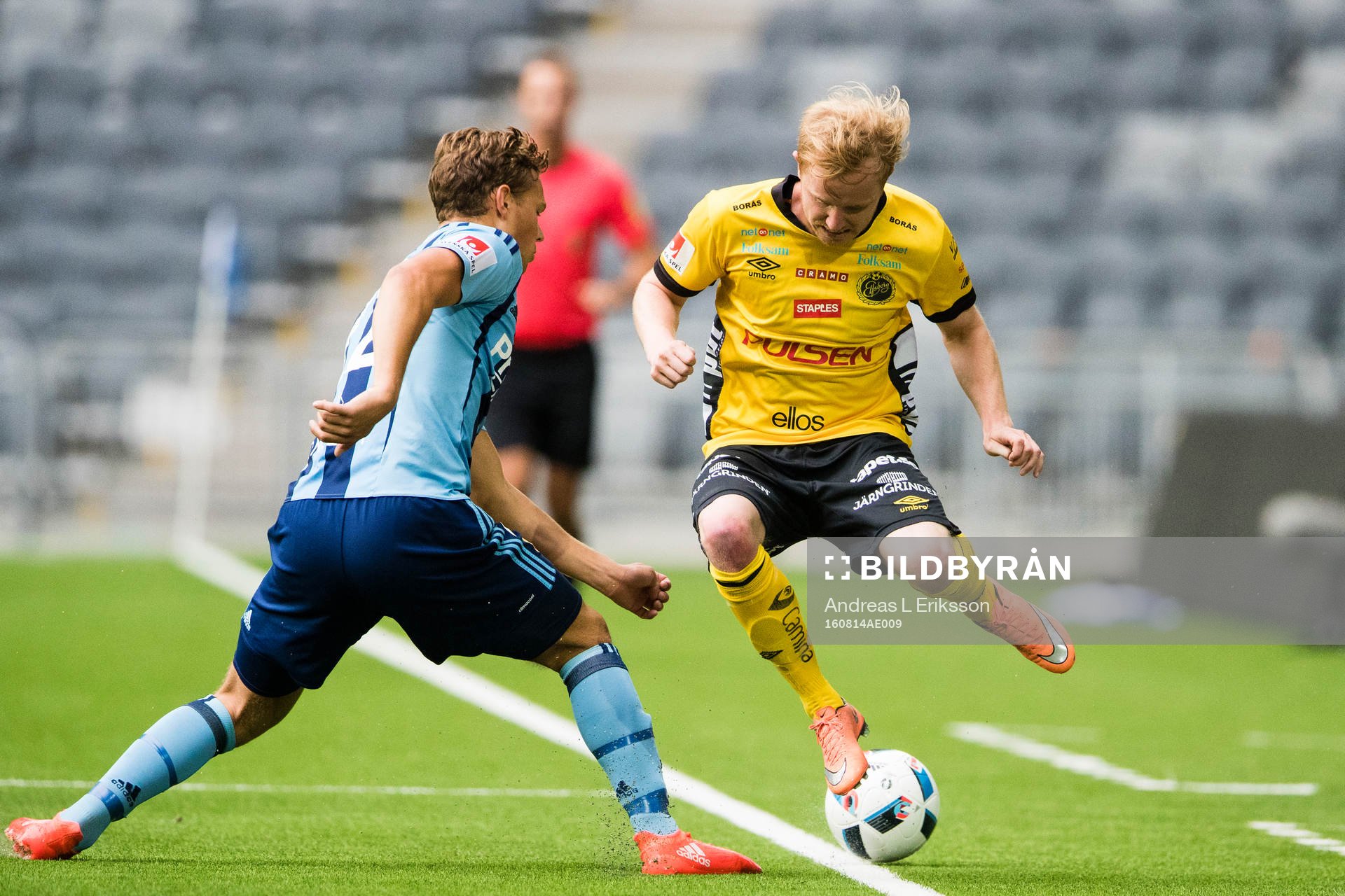 Djurgårdens Jesper Karlström i kamp om bollen med Elfsborgs Simon Lundevall under fotbollsmatchen i Allsvenskan mellan Djurgården och Elfsborg den 14 augusti 2016 i Stockholm.