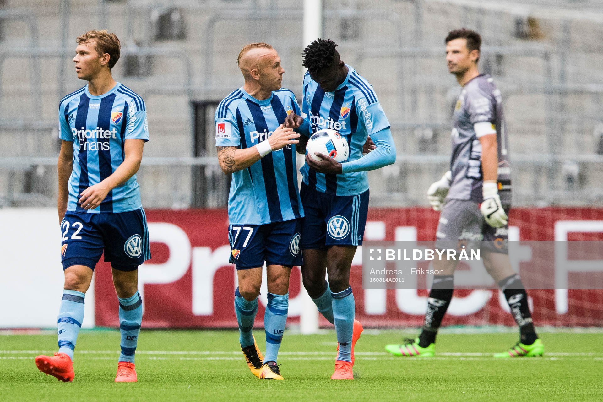 Djurgårdens Magnus Eriksson pratar med Michael Olunga som