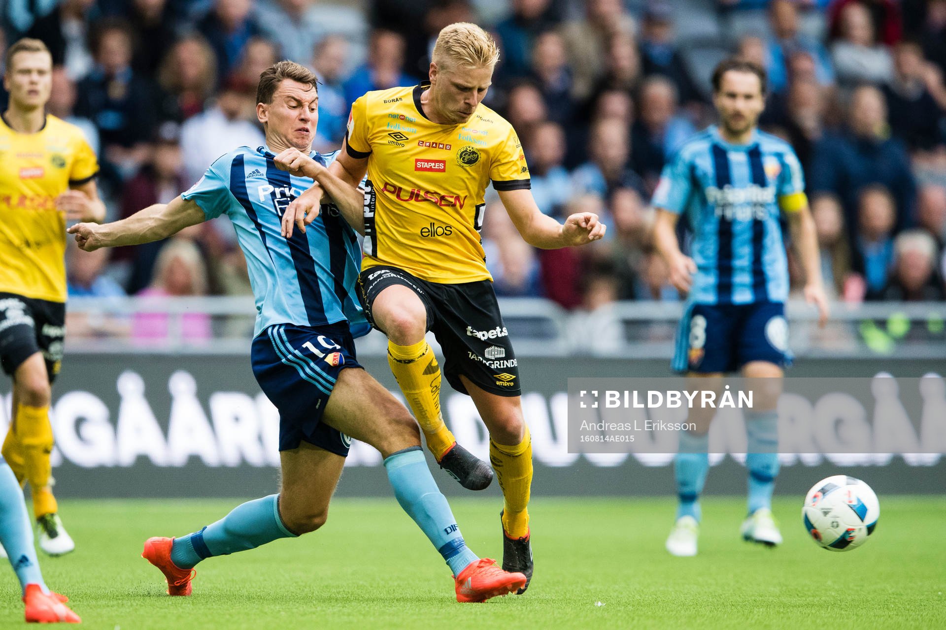 Djurgårdens Marcus Hansson i kamp om bollen med Elfsborgs