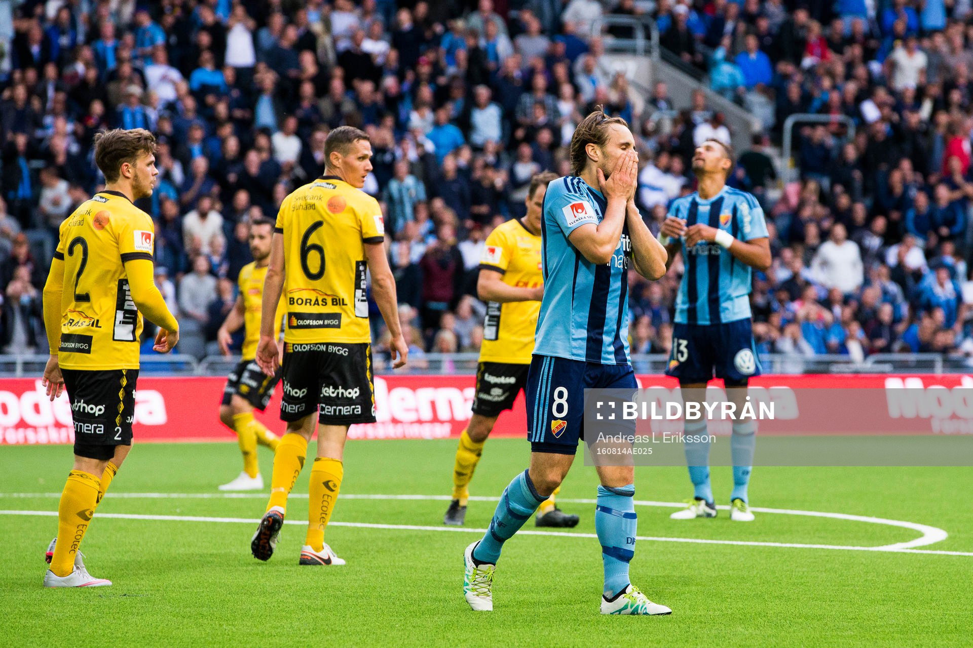 Djurgårdens Kevin Walker tar sig för ansiktet