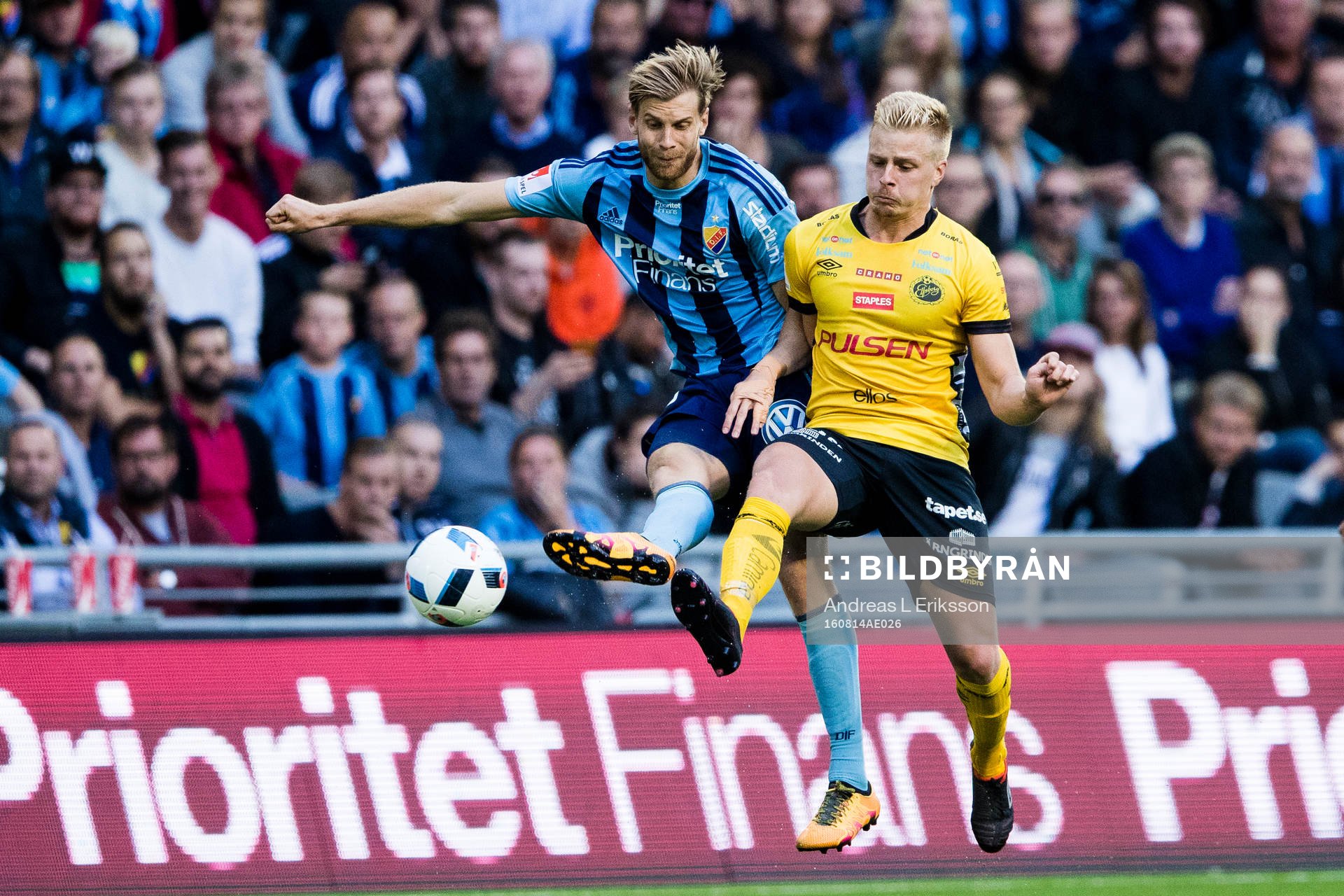 Djurgårdens Niklas Gunnarsson i kamp om bollen med
