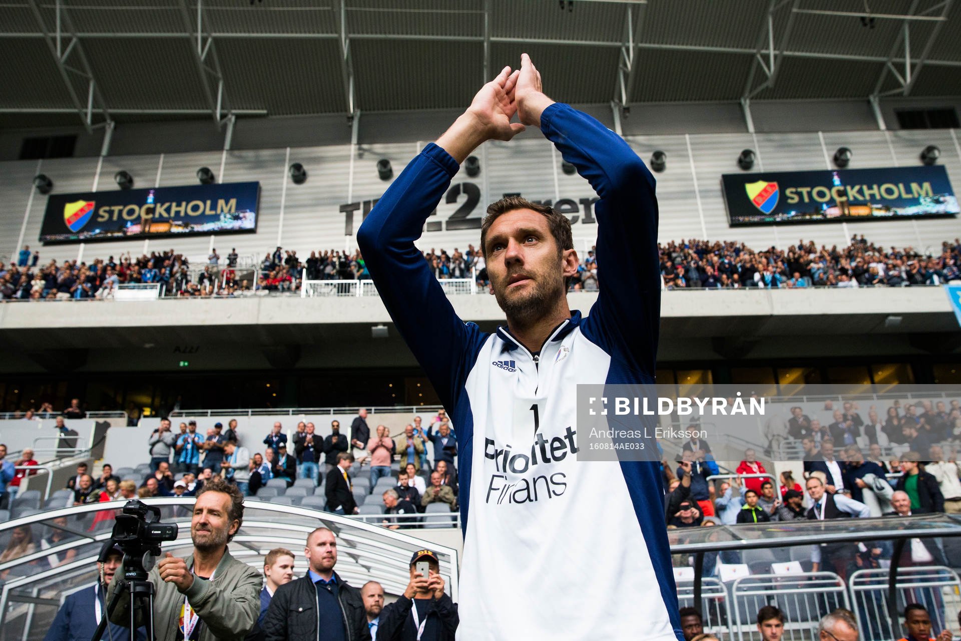Djurgårdens nyförvärv målvakt Andreas Isaksson hälsas