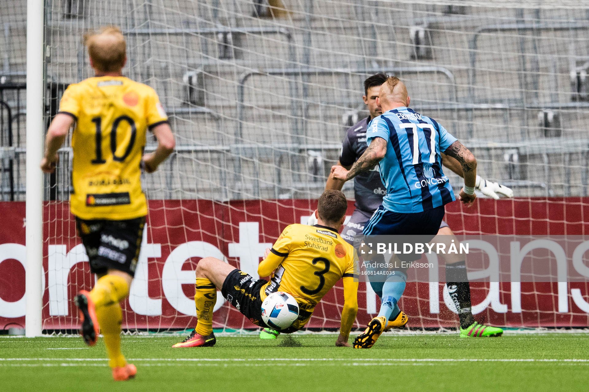 Djurgårdens Magnus Eriksson med ett skott som tar på