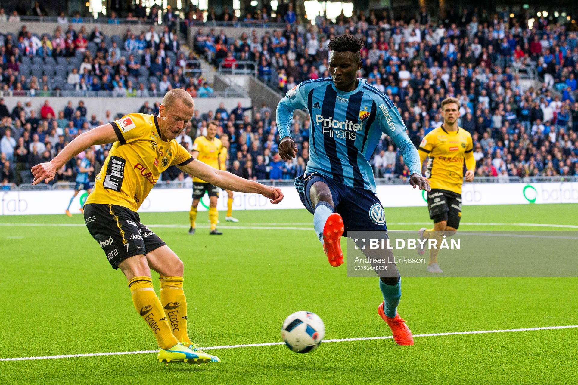 Elfsborgs Daniel Gustavsson rensar undan bollen förbi