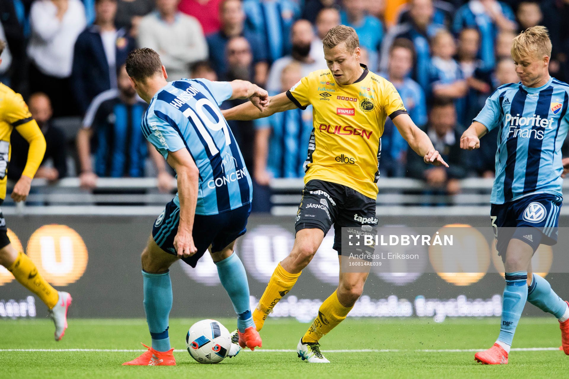 Djurgårdens Marcus Hansson i kamp om bollen med Elfsborgs
