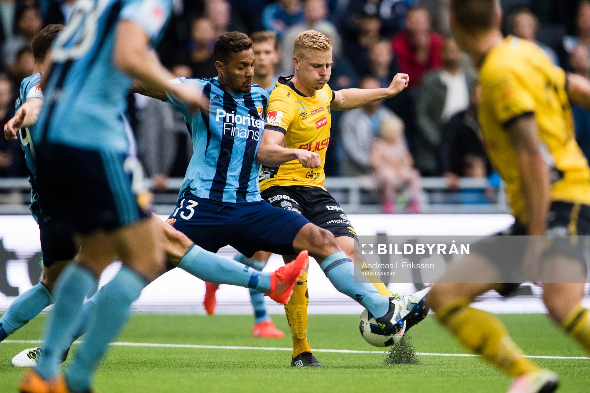 Djurgårdens Mathias Ranegie i kamp om bollen med Elfsborgs