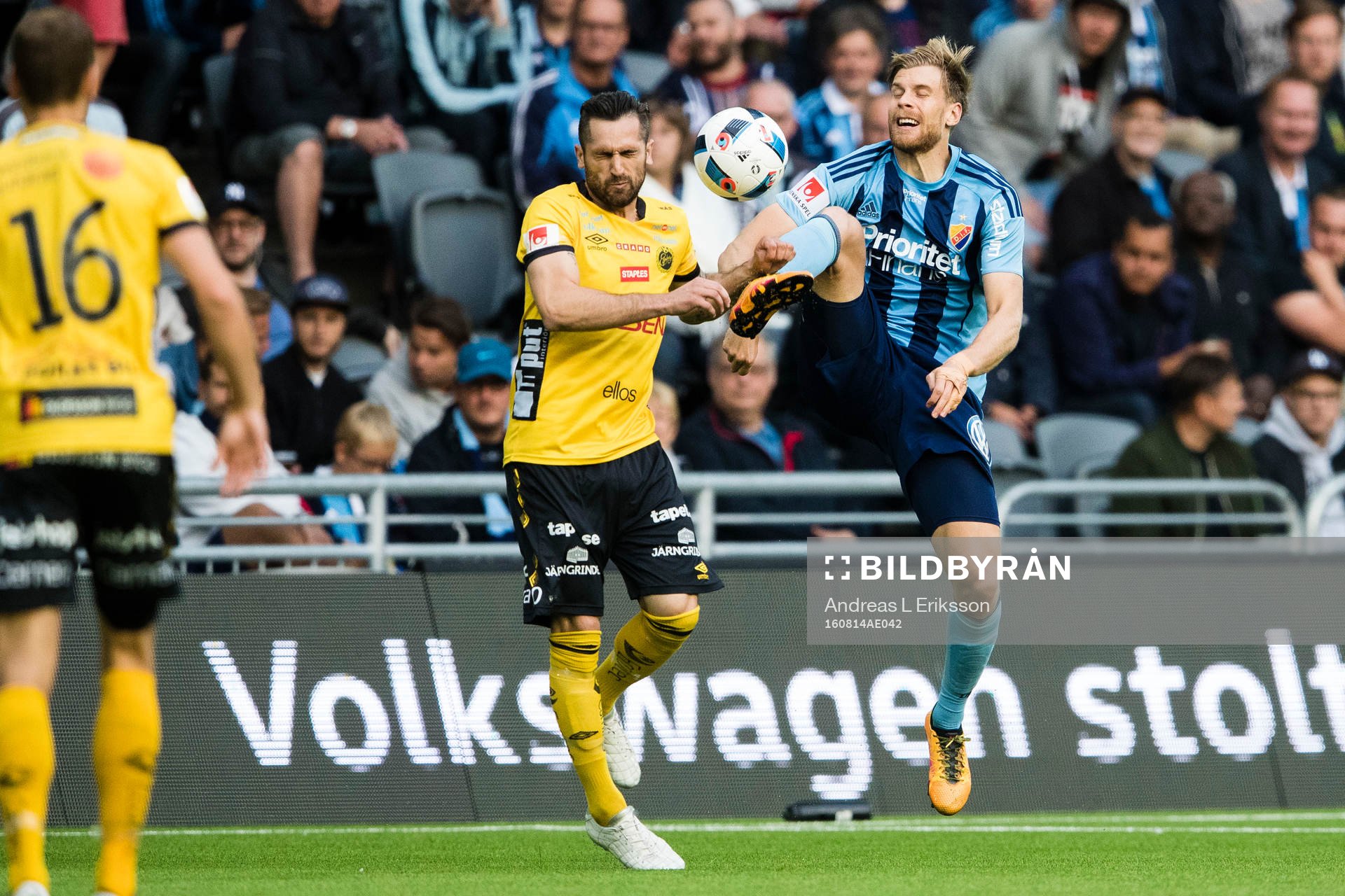 Elfsborgs Emir Bajrami i kamp om bollen med Djurgårdens