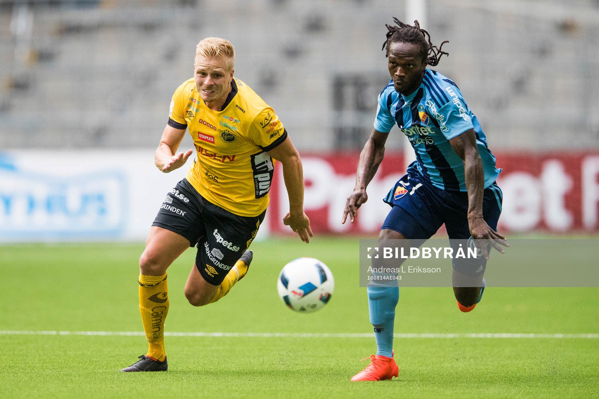 Elfsborgs Per Frick i kamp om bollen med Djurgårdens Kebba