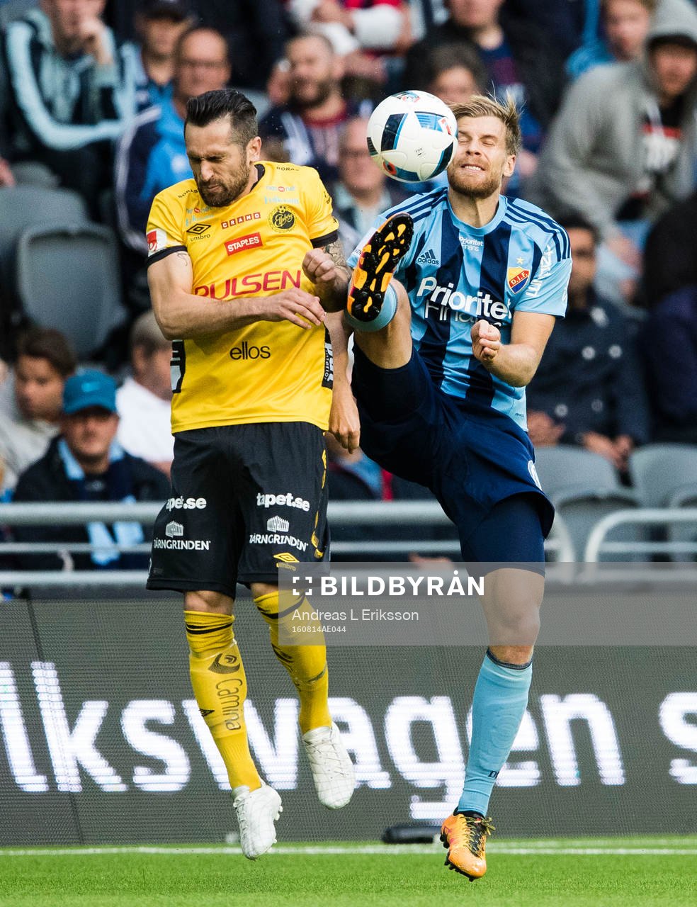 Elfsborgs Emir Bajrami i kamp om bollen med Djurgårdens