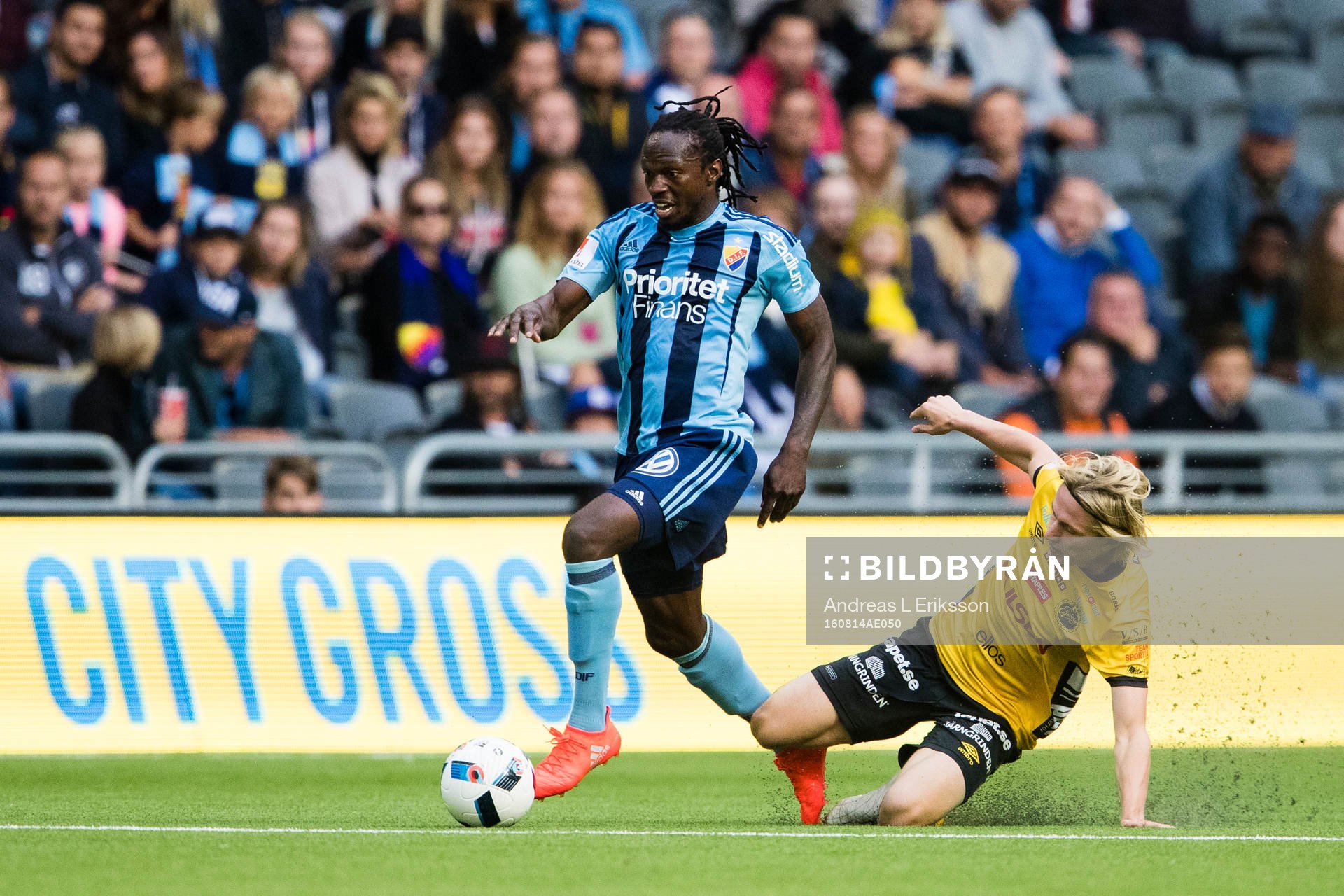Djurgårdens Kebba Ceesay tar sig förbi Elfsborgs Viktor