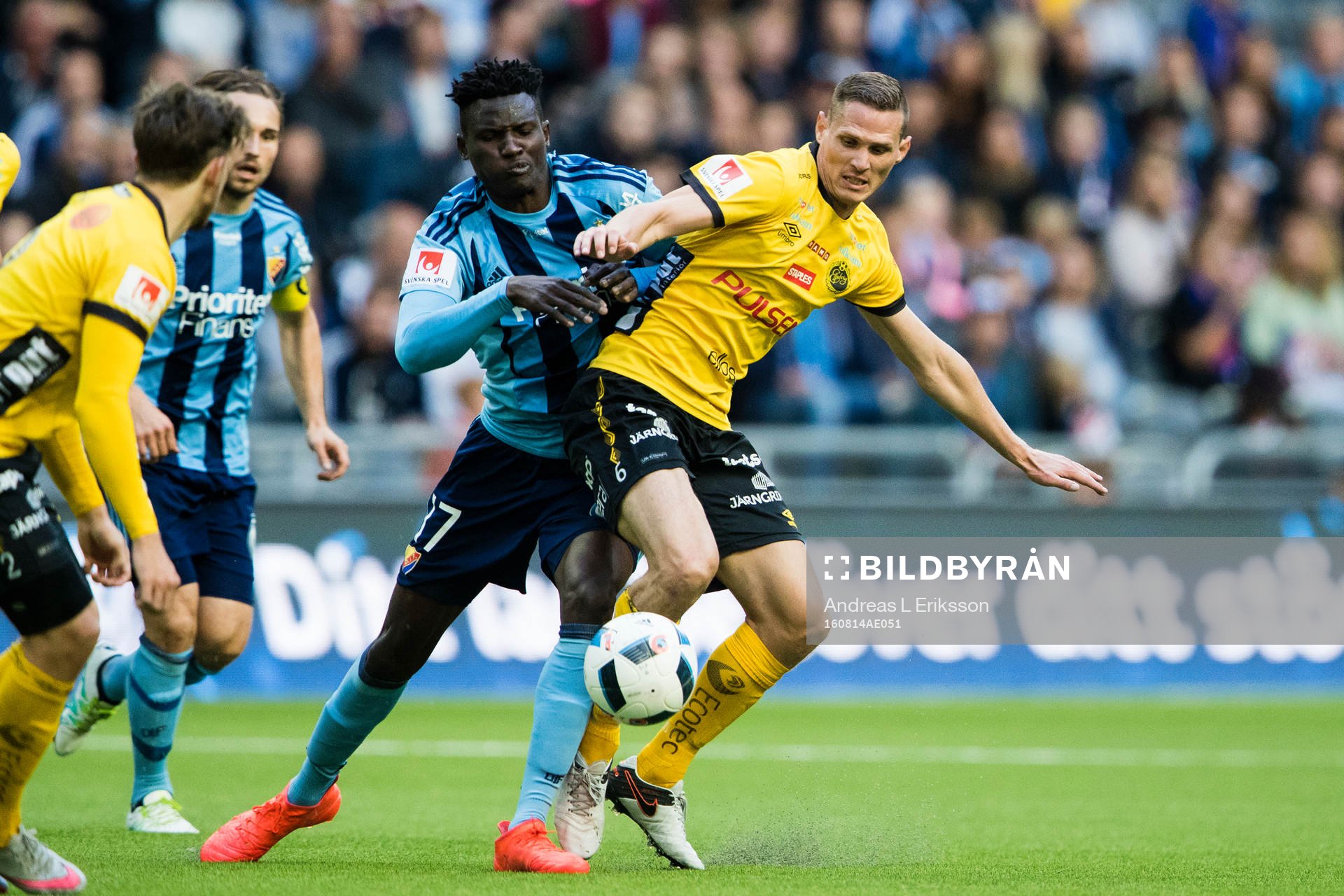 Djurgårdens Michael Olunga i kamp om bollen med Elfsborgs