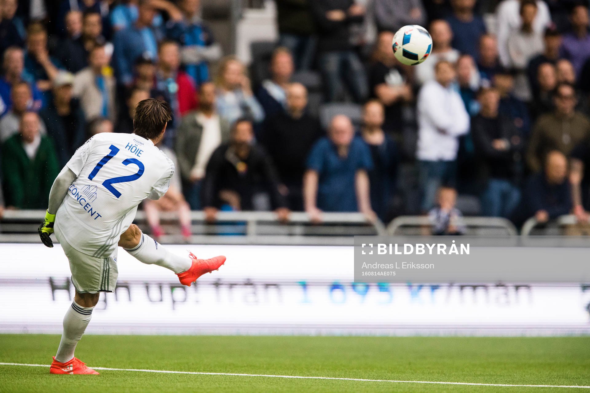 Djurgårdens målvakt Kenneth Høie med en utspark