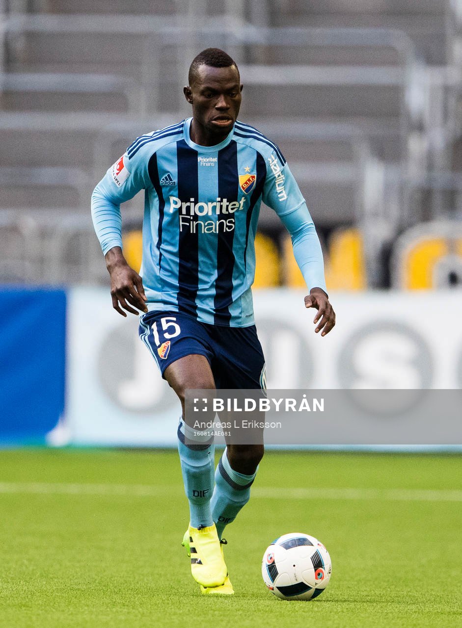 Djurgårdens Omar Colley med bollen