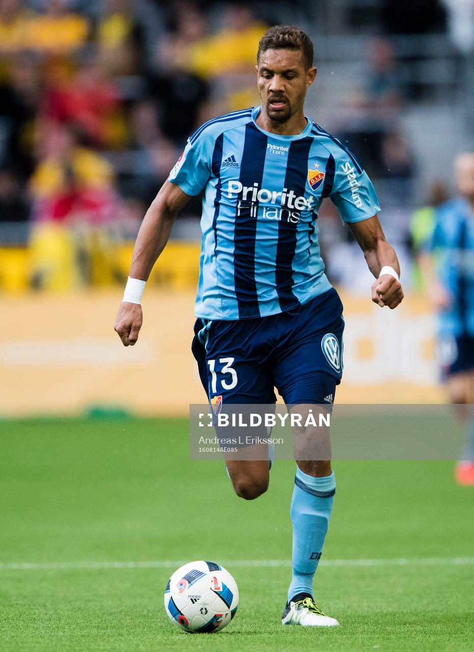 Djurgårdens Mathias Ranegie med bollen