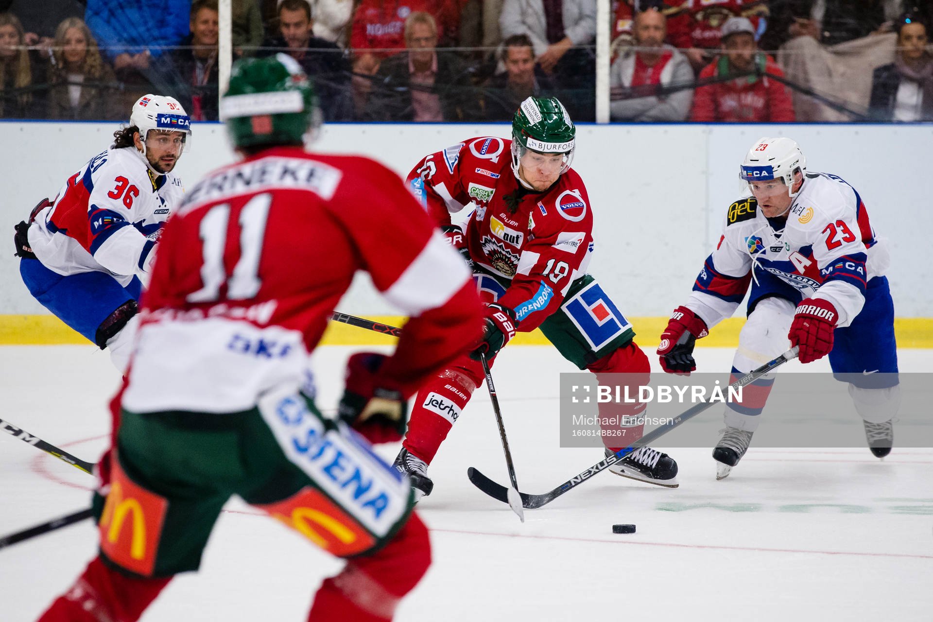 Frölundas Mattias Nörstebö mellan Norges Mats Zuccarello