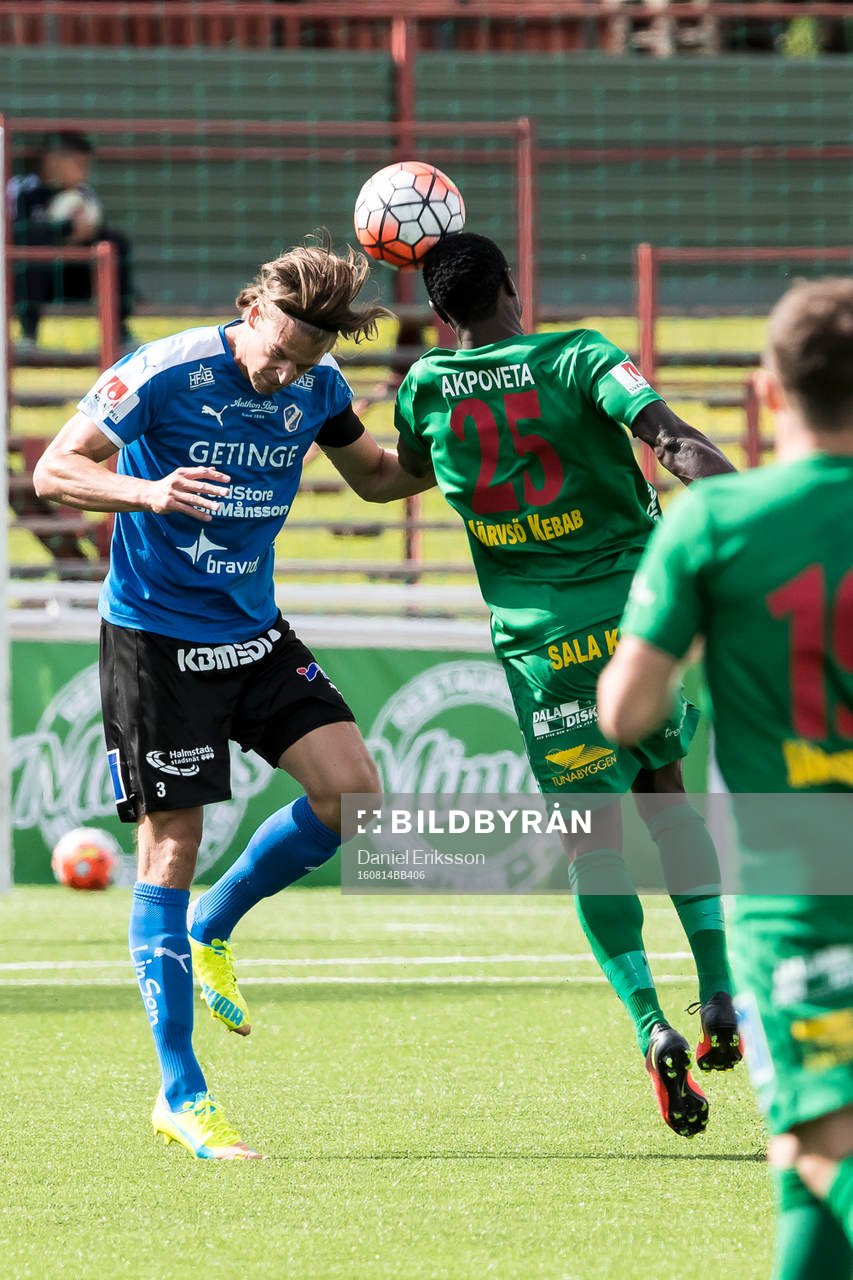 Halmstads Fredrik Liverstam och Dalkurds Imed Louati i fotbollsmatchen i superettan mellan Dalkurd och Halmstad den 14 augusti 2016 i Borlänge.
