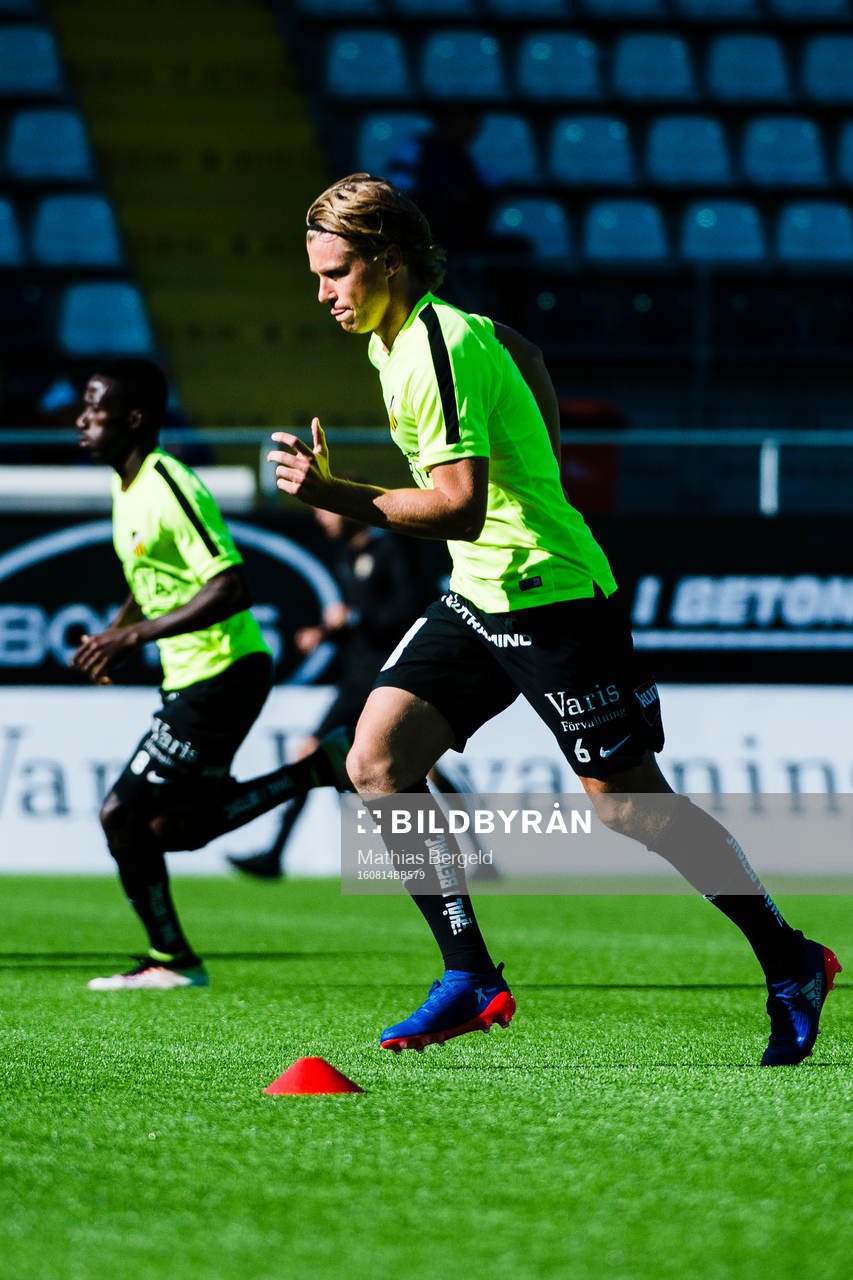 Häckens Rasmus Schuller värmer upp